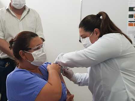 Em Arapoti, a técnica de enfermagem Cristina Aparecida Ribeiro, servidora municipal da saúde há 28 anos, recebeu a dose da Coronavac das mãos da enfermeira Márcia Maria Giglio
