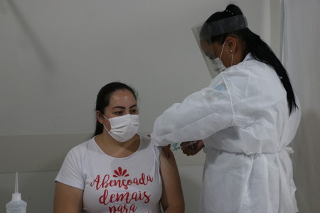 A primeira a receber a vacinada em Castro foi a técnica em enfermagem Andréia Cristina do Nascimento Rodrigues, de 29 anos, na Unidade de Pronto Atendimento (UPA)