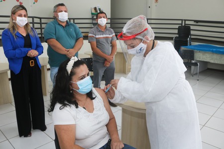A Técnica de Enfermagem do Centro Municipal de Saúde Otávio Pedroso de Oliveira em Carambeí, Rosana de Fátima e Sousa (58), foi a primeira a receber a dose de imunização
