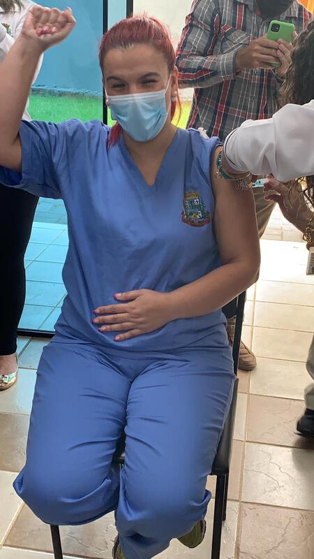 Em Imbaú a profissional Vanessa Malinoski comemora a aplicação realizada pela prefeita Dayane Sovinski