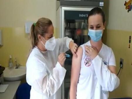 Em Ivaí, a técnica de enfermagem e imunizadora Raquel Reifur foi a primeira a receber a vacina