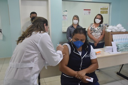 Em Jaguariaíva a enfermeira Maria Augusta Rodrigues Silveira foi vacinada