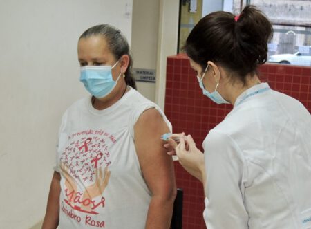 A primeira Piraiense a ser imunizada foi a auxiliar de serviços gerais Neiva Guimarães de França, de 54 anos, que atua na linha de frente do combate à doença, desinfetando ambulâncias, quartos e a área emergêncial, colaborando para a segurança do