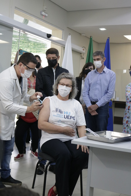 A primeira vacinação dos Campos Gerais, ato simbólico, ocorreu na enfermeira do Hospital Universitário Regional dos Campos Gerais (HURCG), Terezinha Silveira, 56 anos, que trabalha na UTI de atendimento de pacientes com o vírus