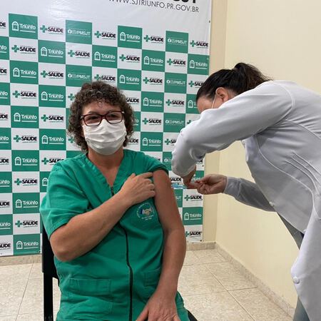 A primeira vacinada em São João do Triunfo foi a profissional da saúde Marli Krinski Moreira 