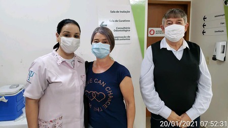 Com 33 anos atendendo a população, e ainda em exercicio de sua profissão, a primeira pessoa a receber a imunização foi a Sônia Mara Camargo, no distrito de Novo Barro Preto em Ventania