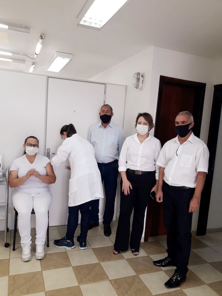 Em Sengés quem recebeu a dose foi a profissional de saúde Marilene de Melo