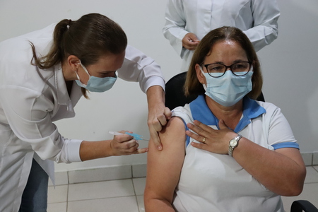 Ana Hardman, do município de Reserva, foi a primeira a ser vacinada. Ela atua no setor de imunização há 29 anos