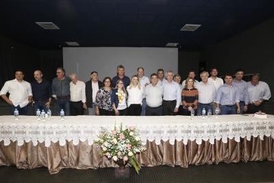 AMCG debate reivindicações e recebe governadora